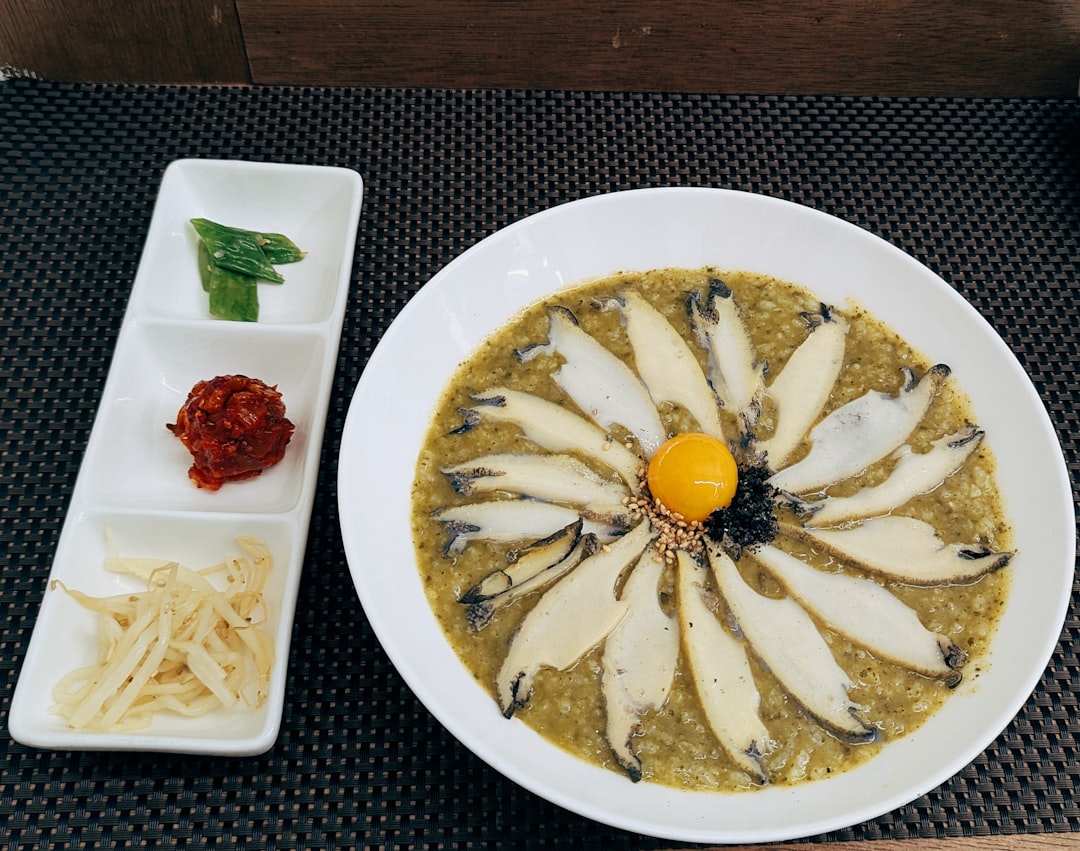 당일 임플란트 초기에 권하는 부드러운 식사 예시인 전복죽과 반찬