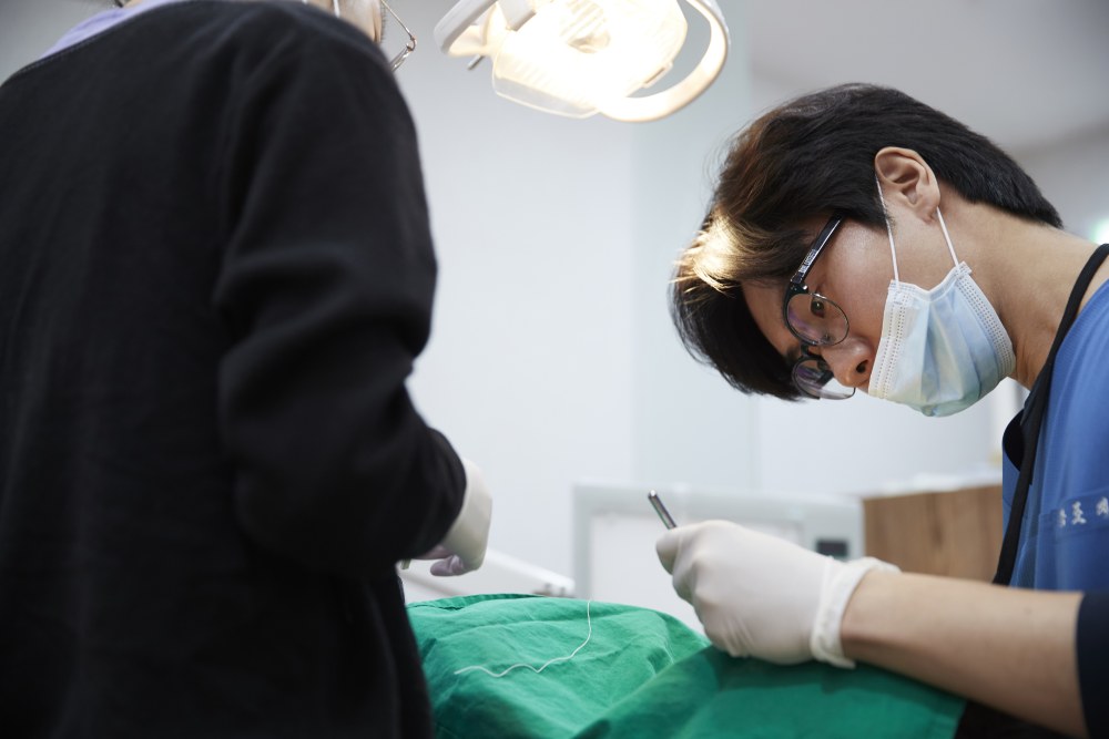 치과 체어에서 임플란트 수술을 진행하고 있는 뉴욕치과 의료진