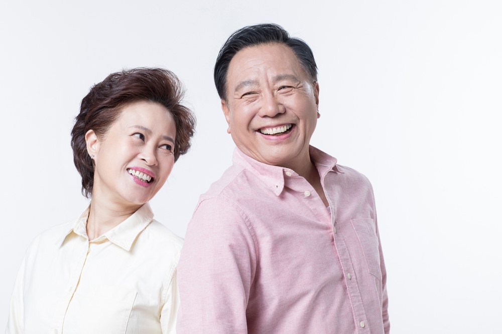 서로를 보며 환하게 웃는 중년 부부