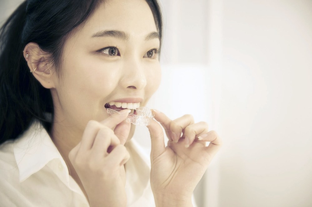 투명교정 장치를 착용한 20대 여성