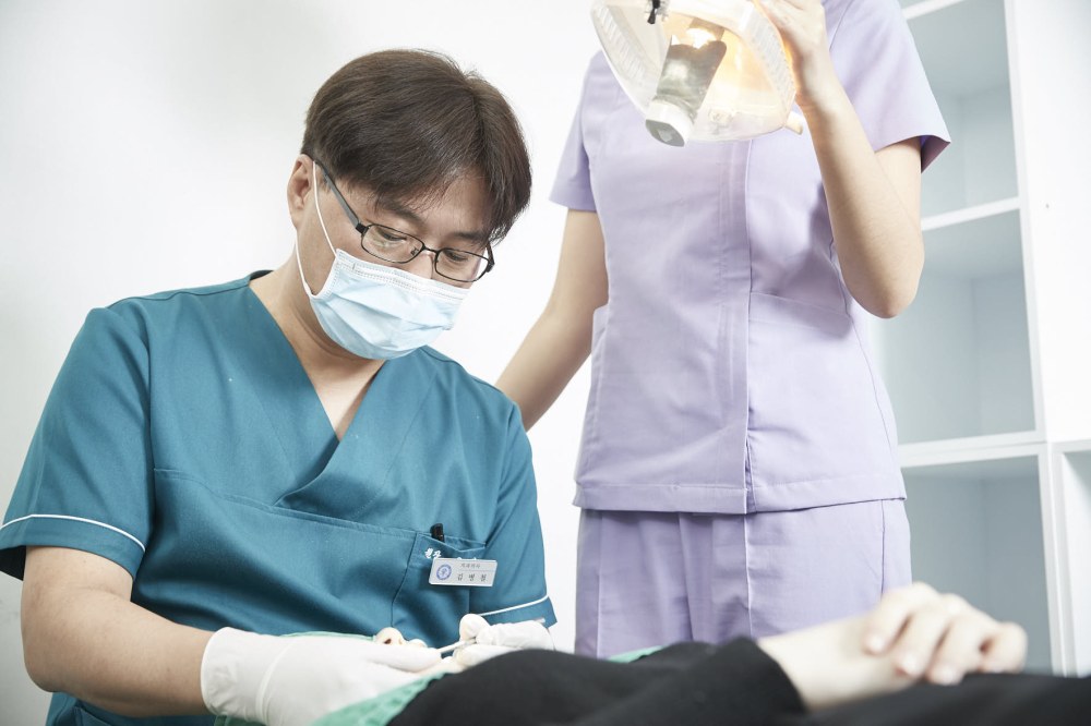 센텀뉴욕치과의원 김병철 원장이 교정 환자를 진료하는 모습