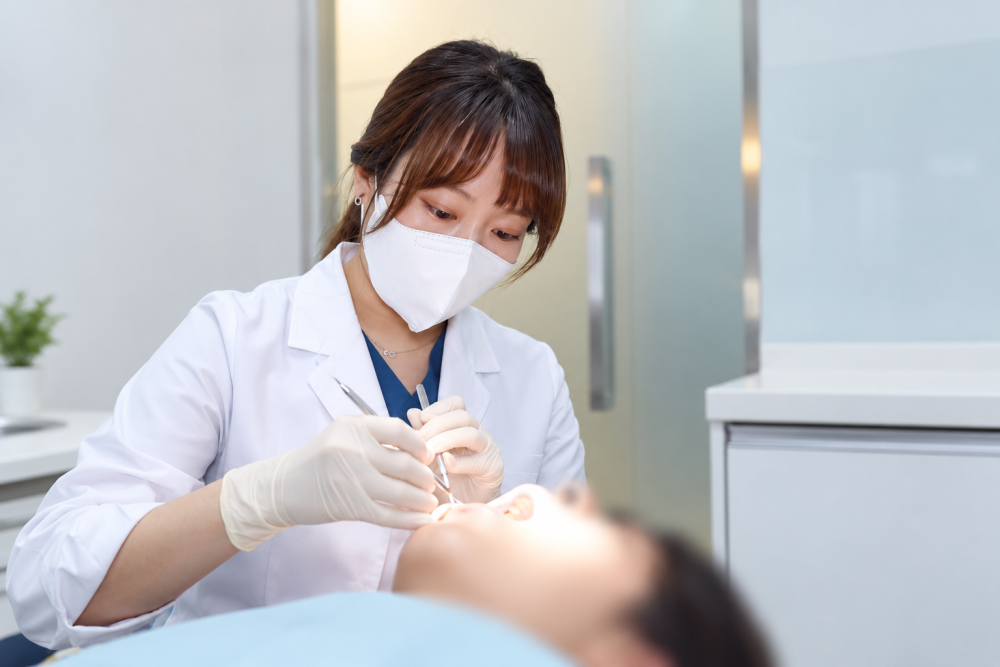 뉴욕치과병원 치주과 전문의 김은경 원장이 환자의 잇몸 상태를 진료하는 모습