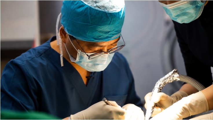 부산 뉴욕치과 전문의 임플란트 수술 장면